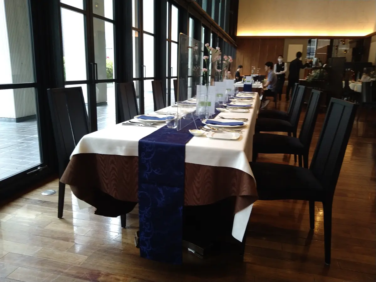 フレンチレストランmitteのテーブル