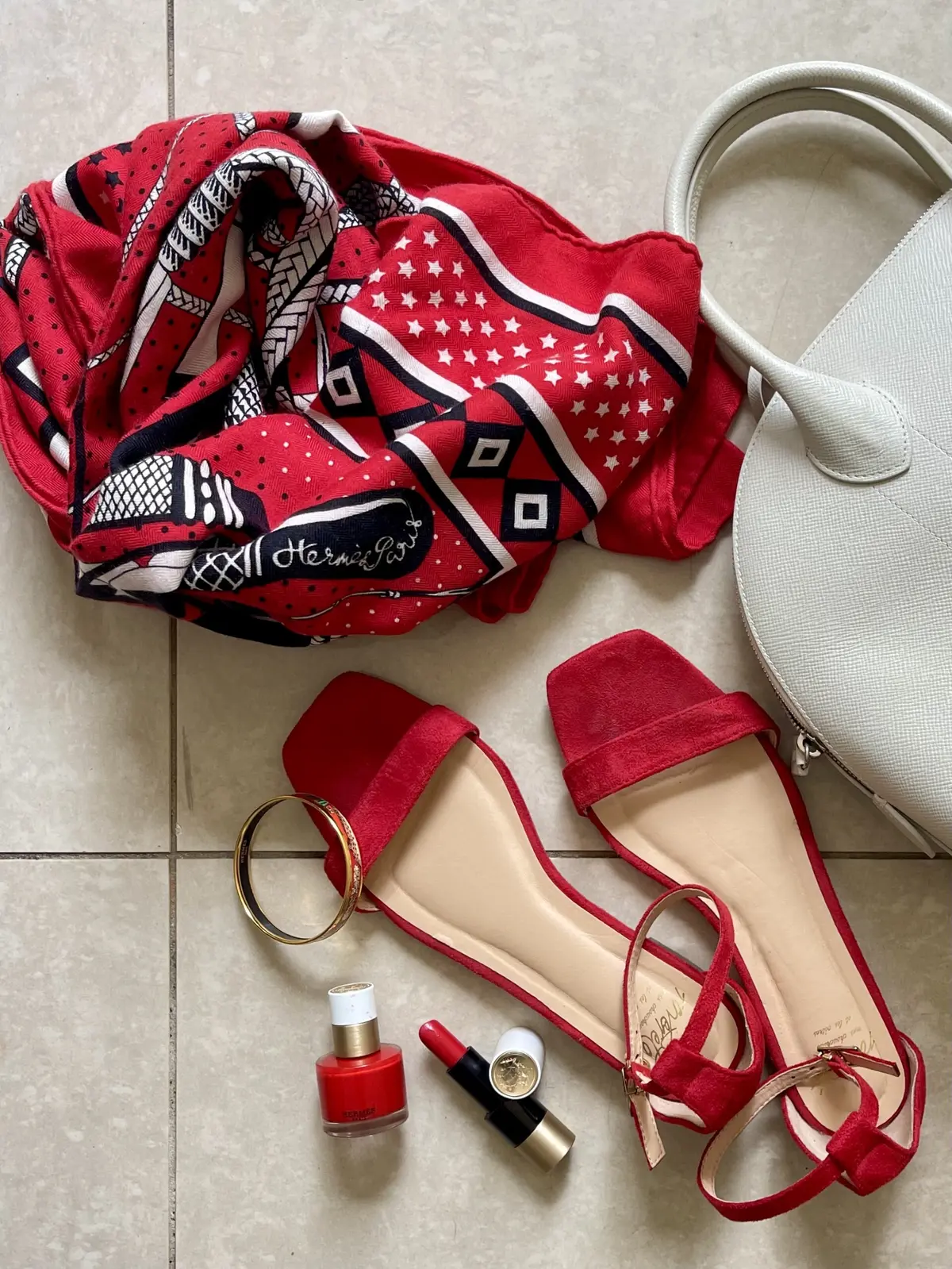 手もとのネイルは一年中このエルメスの赤