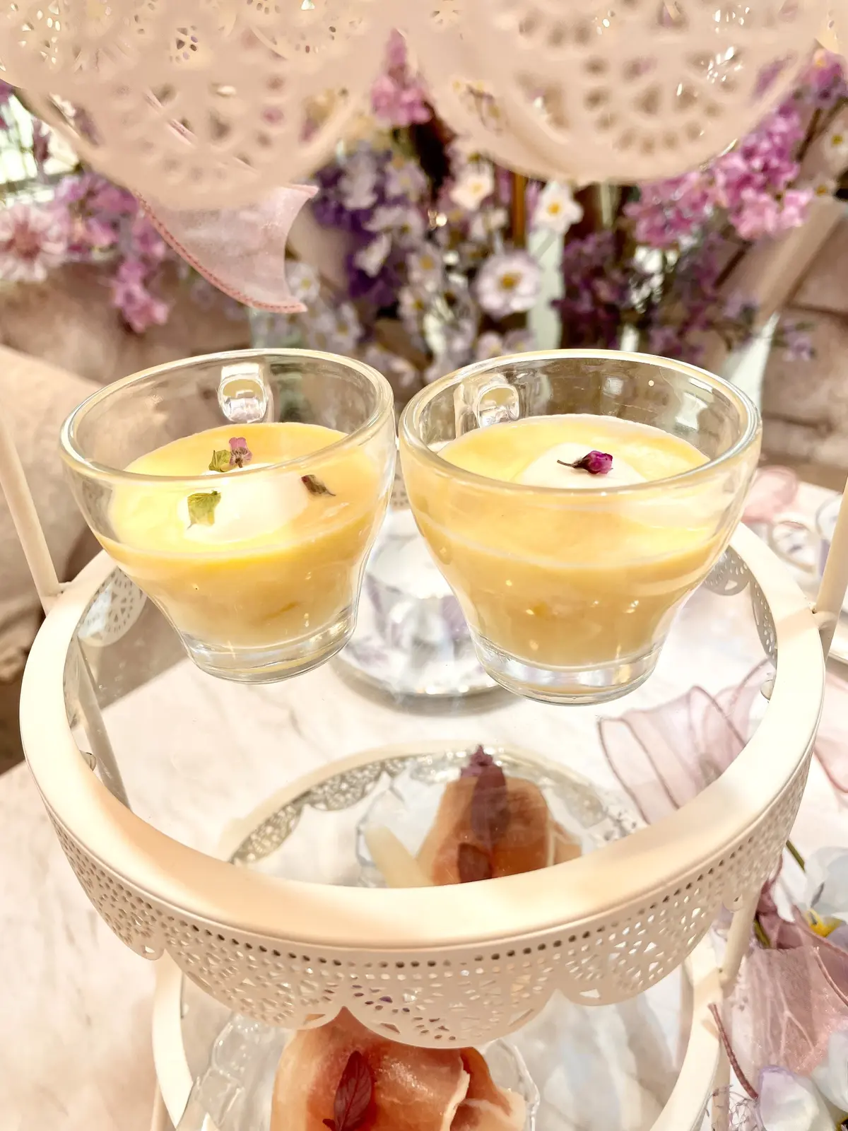 ソファ、テーブル席、Blouse、Skirt、vis、Shoes、shoel mine、スイーツ、パルフェ、パフェ、ケーキ、チョコレート、藤棚、藤、アーティフィシャルフラワー、クロワッサン、スープ、生ハム、オードブル、セイボリー、薄紫、紫色、紫、白、ブラウス、白ブラウス、フリル、フリルブラウス、シースルー、ストライプ、ロングヘア、パープル、purple、カップ、お茶、カフェ、カフェラテ、店内、HAUTE COUTURE • CAFE、HAUTE COUTURE • CAFE表参道、期間限定、Purple Afternoon Tea、オートクチュールカフェ、オートクチュールカフェ表参道、表参道、カフェ、アフタヌーンティー、HAUTE COUTURE CAFE、HAUTE COUTURE CAFE表参道、こーん、コーンスープ、スープ