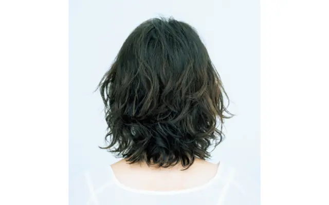  レイヤー×ワンパーマで華やぐボブ