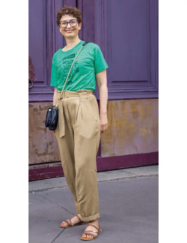 【パリSNAP】ワイドパンツはショルダーバッグでキレ味をプラス！