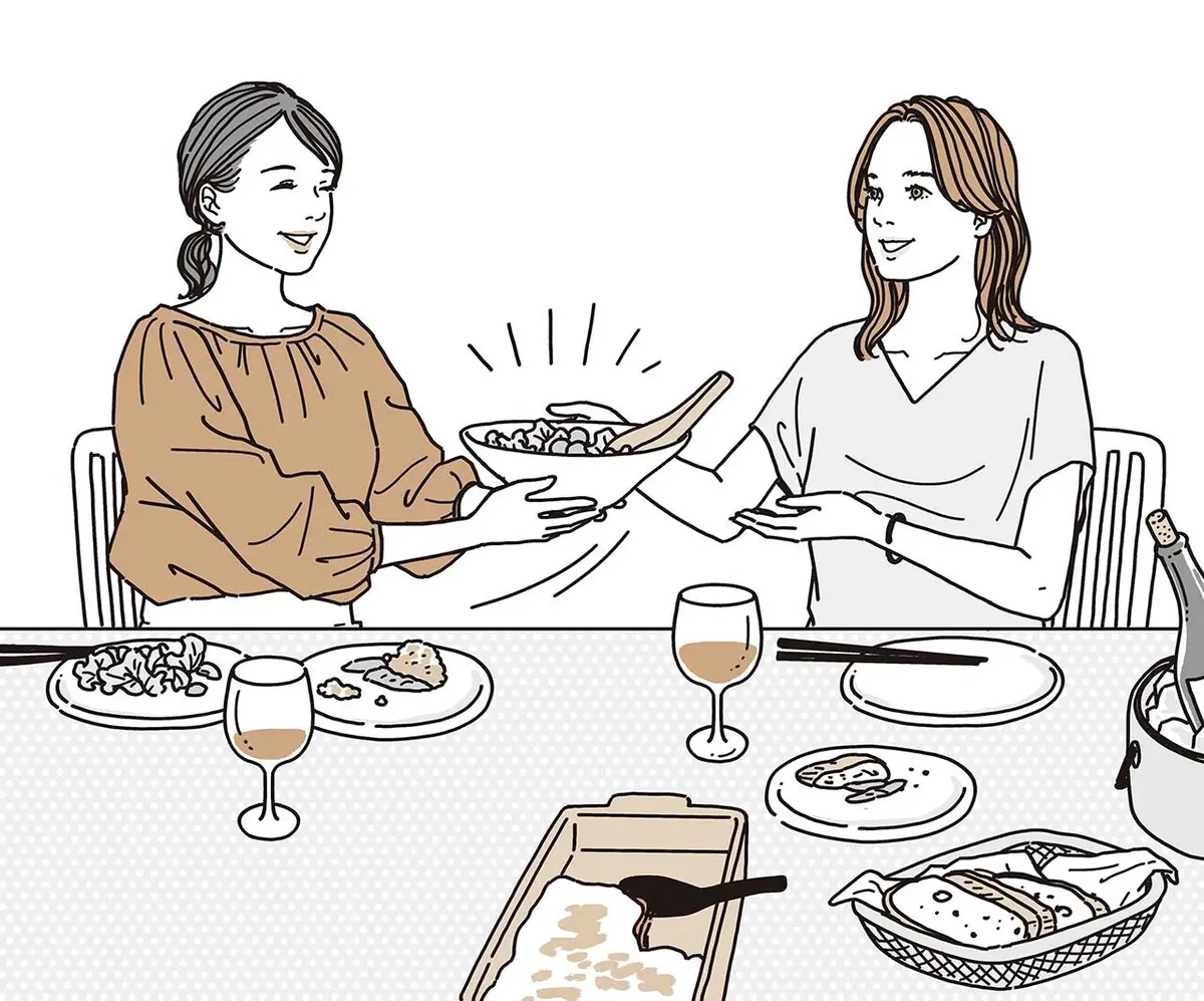 大皿料理は取り分けず、 自分の分をとって次の人へ