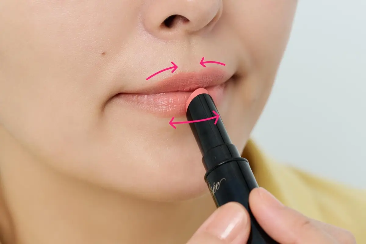 OurAge×Webエクラ　コーラルリップ　塗り方　上下の唇の中央だけリップを塗る