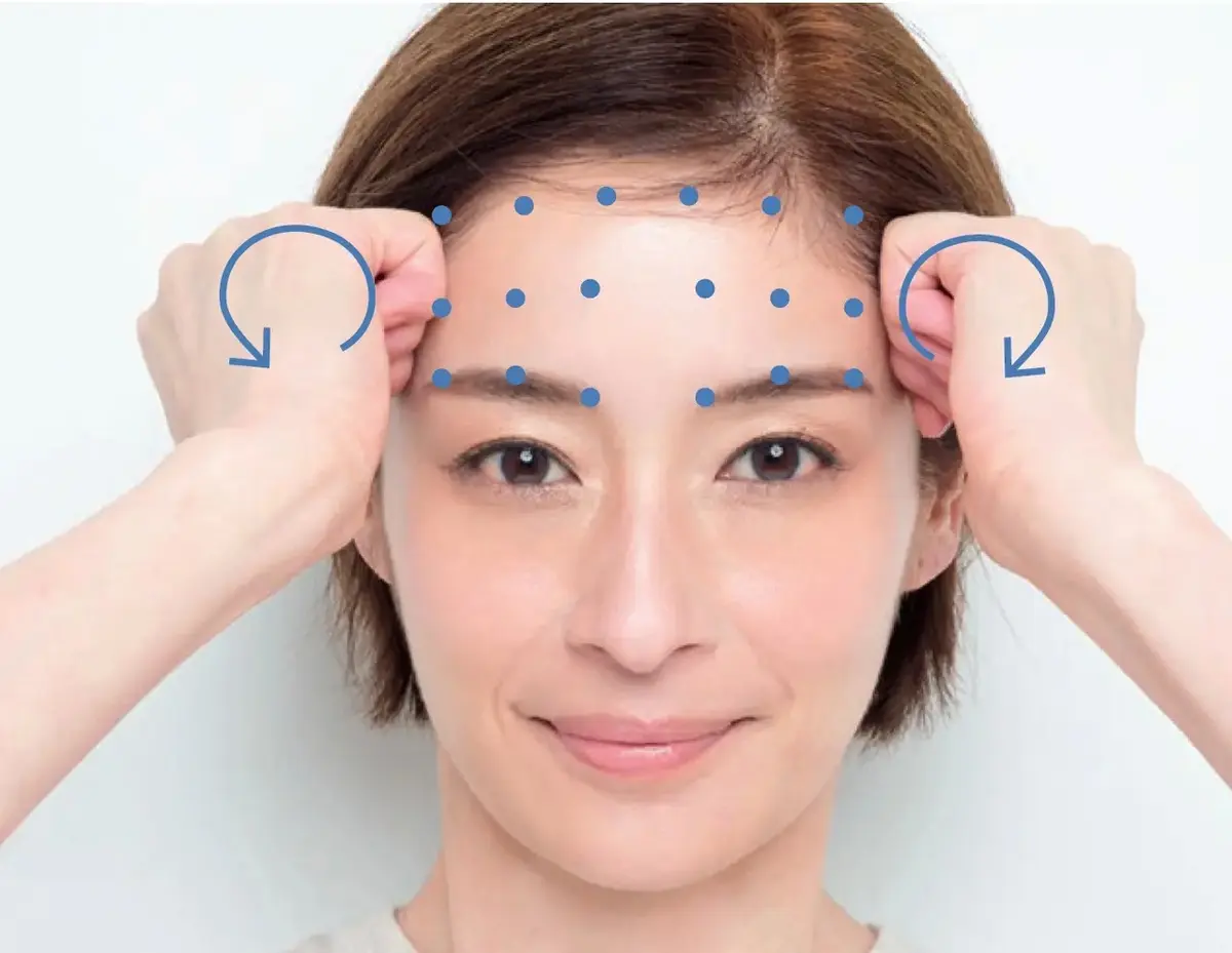 3.額の中央、さらに上部にも同じ動作を3点ずつ繰り返す