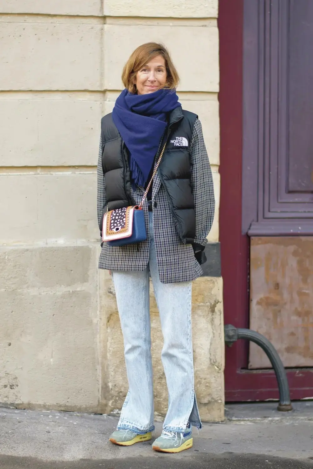 パリマダム バルバラさん（主婦）のNIKEのスニーカー×フレアデニムコーデ