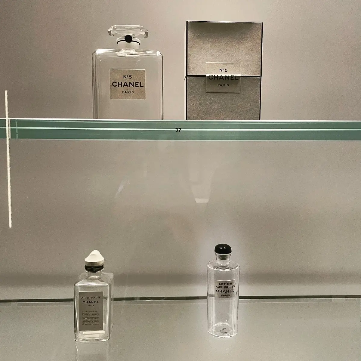 年代物の香水瓶やスキンケアクリームといった珍しい展示品も。