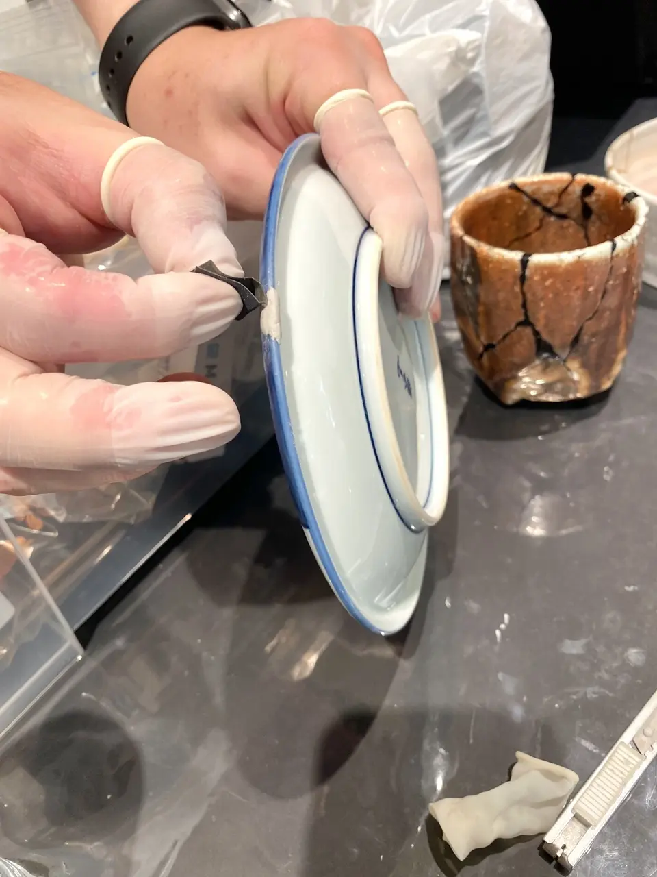 金継ぎ エポキシパテ　接着と水やすり