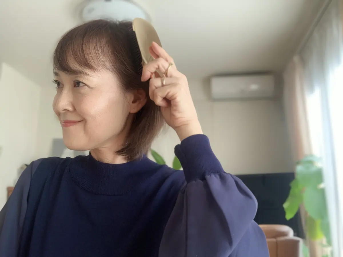 ブラッシングをする女性