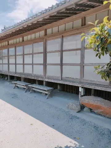 縁側の様子。窓が閉められています。