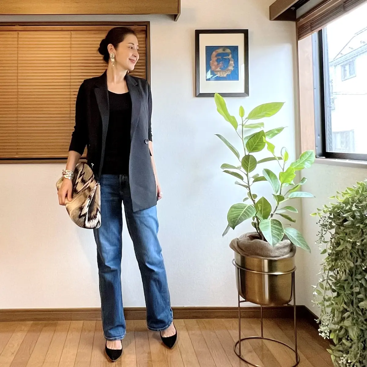 GUジレ　黒Tシャツ　黒パンプス　セミワイドデニム　ユニクロデニム　大きめクラッチバッグ