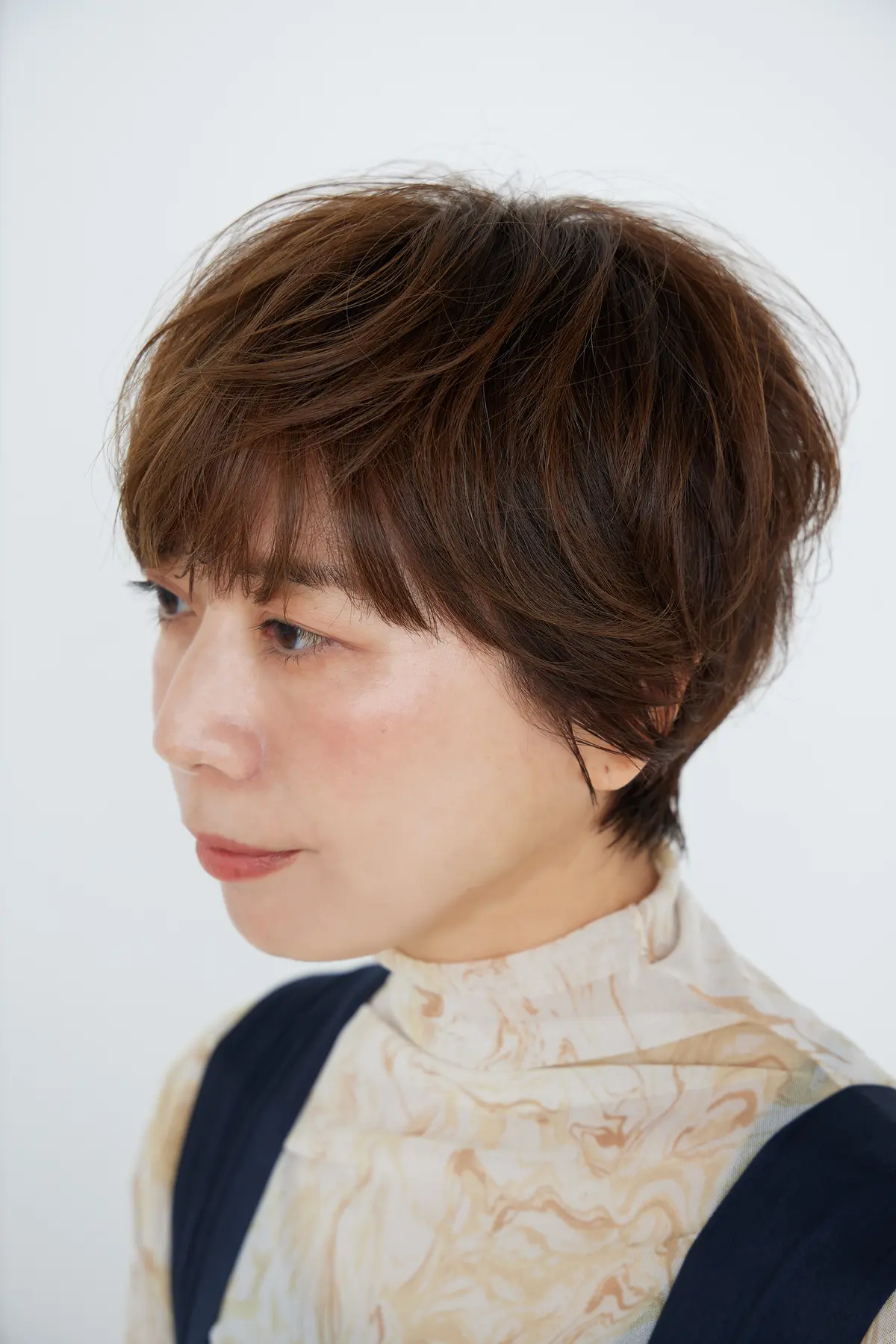 Webエクラ 40代50代 髪型　ふんわりトップとハネ感ショートヘアスタイルのポイント