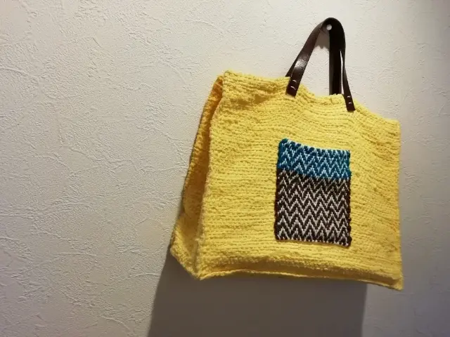 私が初めて作ったオリジナルの裂き織りバッグです。ヘリンボーン柄の外ポケットがポイント。