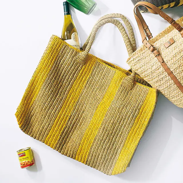 かご素材のマーケットバッグ　￥35,200／ラウンジドレス 青山店（ガブリエル フランツェン）