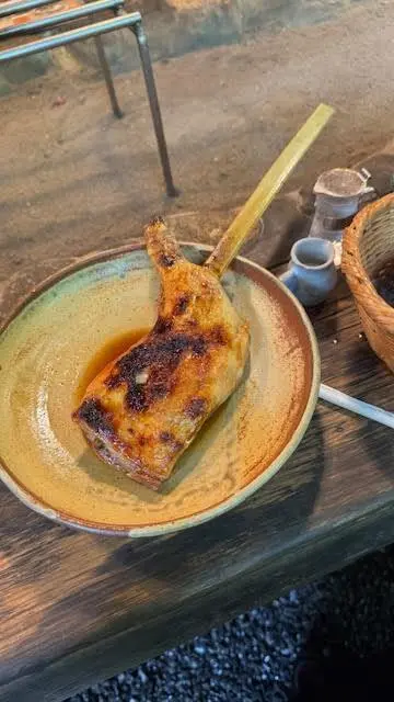 若鶏を炭火で焼いた山賊焼