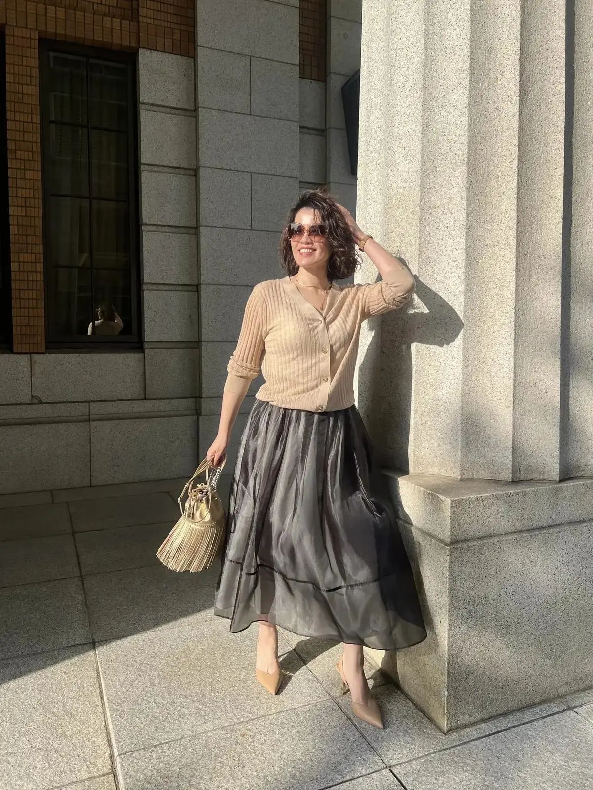 【50代 カーディガンコーデ10選】一枚持っていると安心！シャツやTシャツの上に羽織って寒暖差対策も万全