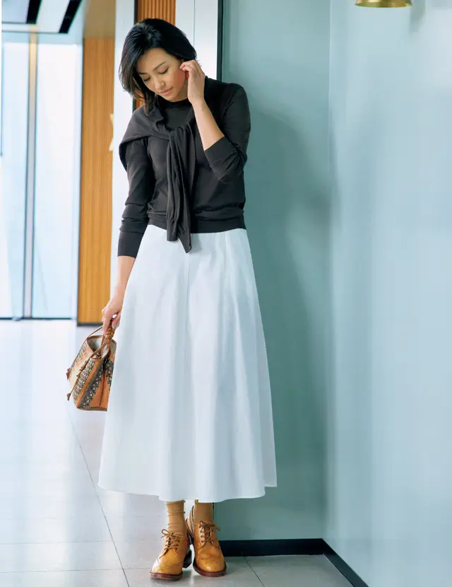 明るいトーンのレザーなら品よくこなれた雰囲気に