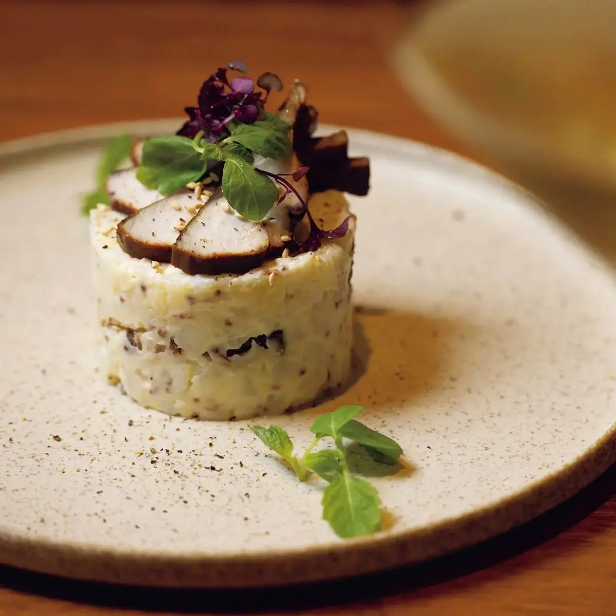 マヨネーズは控えめに。ガリや燻製した鯖を使い、ワインと好相性。「生姜入りAoのポテサラ・鯖の燻製ミルフィーユ」￥1,430