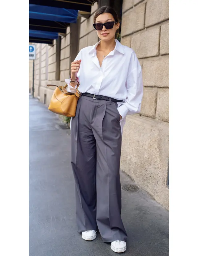 ザラのシャツは袖口のボタンをあえてとめず、大人の余裕を漂わせて。