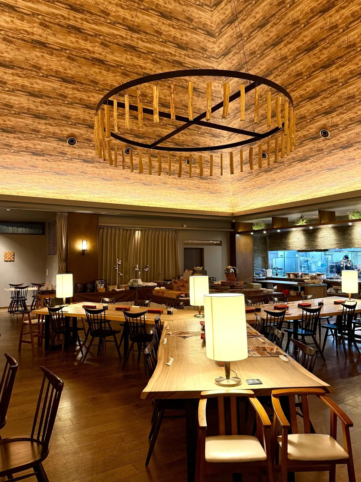 長野県　白馬村　ホテル　コートヤード・バイ・マリオット白馬　レストラン　LAVAROCK（ラヴァロック）　店内写真