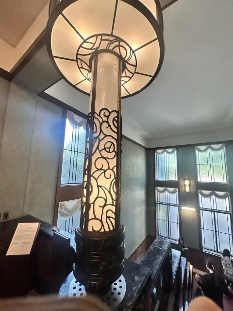 紺ジャケットで東京都庭園美術館への画像_7