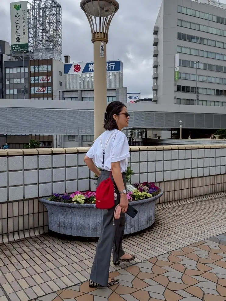 大人カジュアル　デニムコーデ　サテンカバン