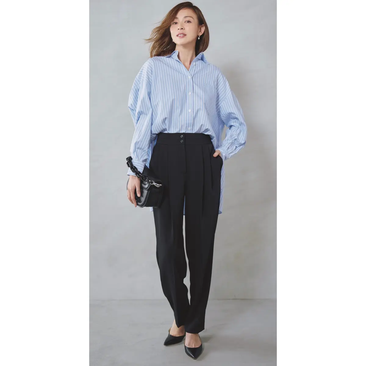 ブルーストライプシャツと黒タックパンツのコーディネート　モデル・SHIHO