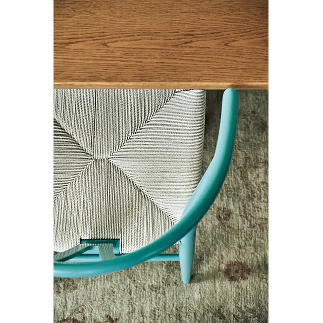 座面のペーパーコードが白いYチェアは最近見つけたもの