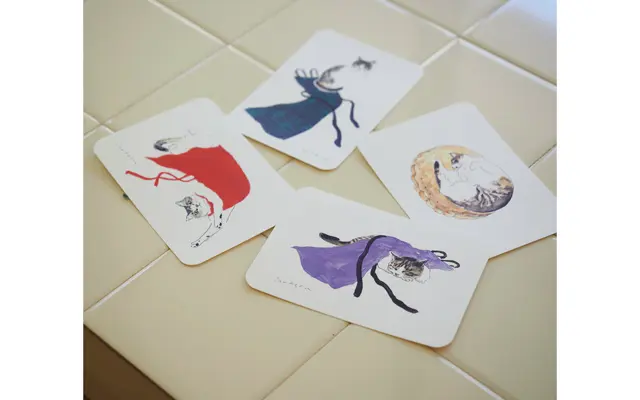 日本画家の犬丸宣子さんが描いてくれたアートワーク。エプロンともんちゃん