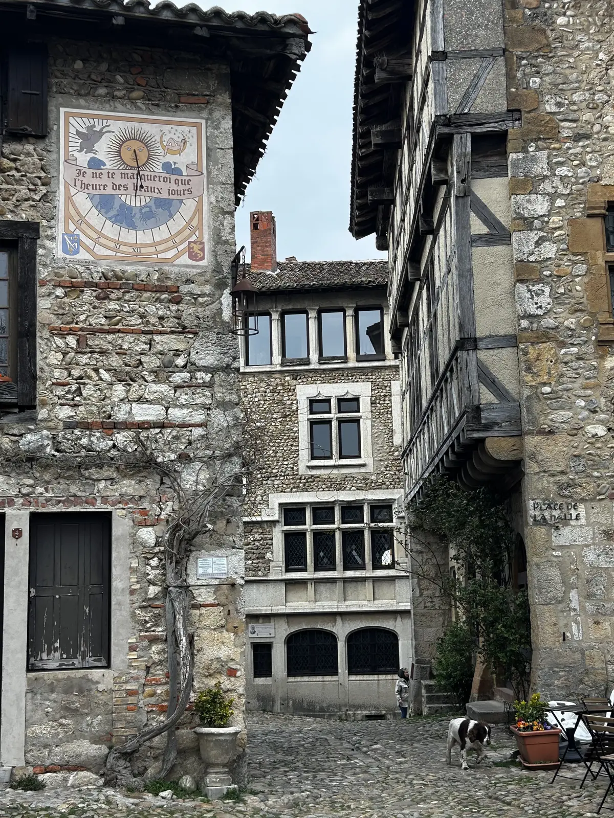 フランスの最も美しい村　　Pérouges (ペルージュ) 