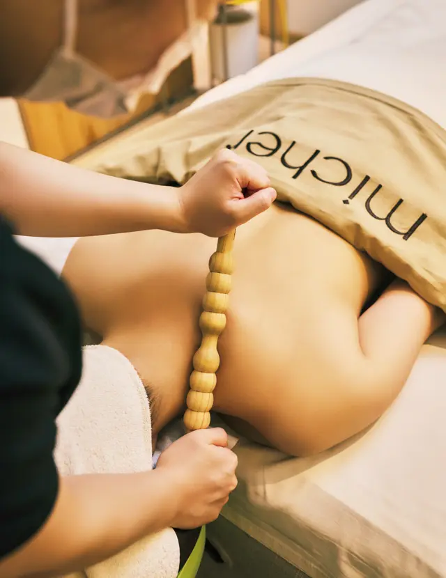 人気メニュー「Kビューティ パッケージプログラム」W450,000（130分）。ボディ90分のアロマトリートメントとヴァルモンやビオロジックルシェルのコスメを使用したディープクレンジングやマッサージ、パックからなる40分間のフェイシャルを組み合わせて、全身くまなく磨き上げる。韓国のアナウンサーやタレントにも大人気