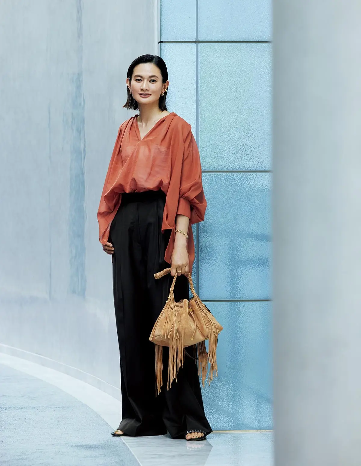 心地いい風を運ぶ 立体フォルムのシアーブラウス。 量感パンツで余裕たっぷりな装いに