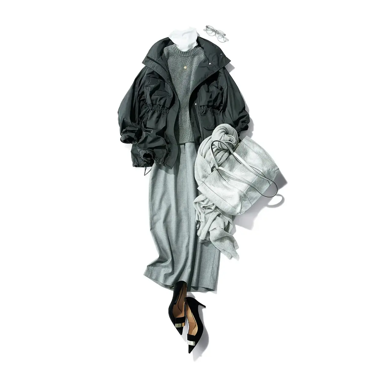 色の濃淡と素材感でメリハリをつけたモードなグレーコーデ。気温18℃