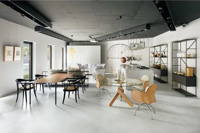 デパドヴァなどこちらで扱う他ブランドの家具と合わせた様子がイメージできるのもうれしい。長く愛せるエレガントな家具が多い