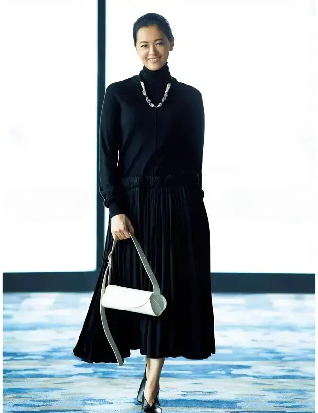 50代に選ばれる「冬のワンピース」女らしくて華やかなスタイル