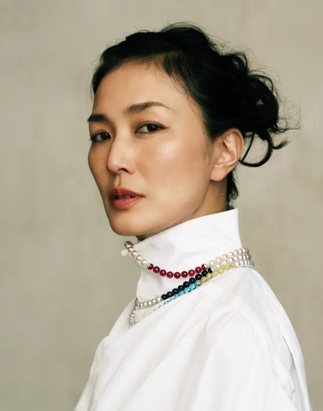 白シャツの上に色石とパールが美しく自由に並ぶ