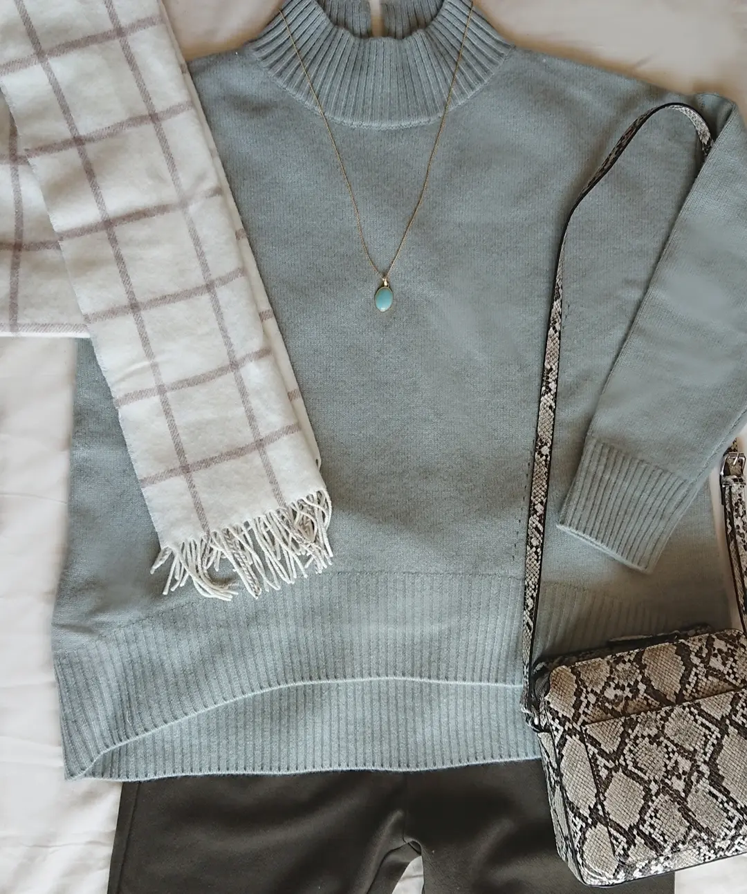 ミントグリーンニット  チェックマフラー  パイソン柄バッグ  ペンダント