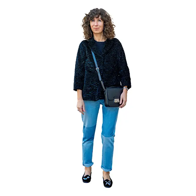 デニムをドレスアップさせ カジュアルなレストランへ