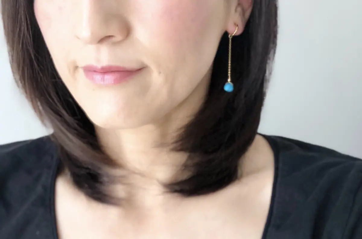 シンプルコーデは小物で華やかにの画像_3