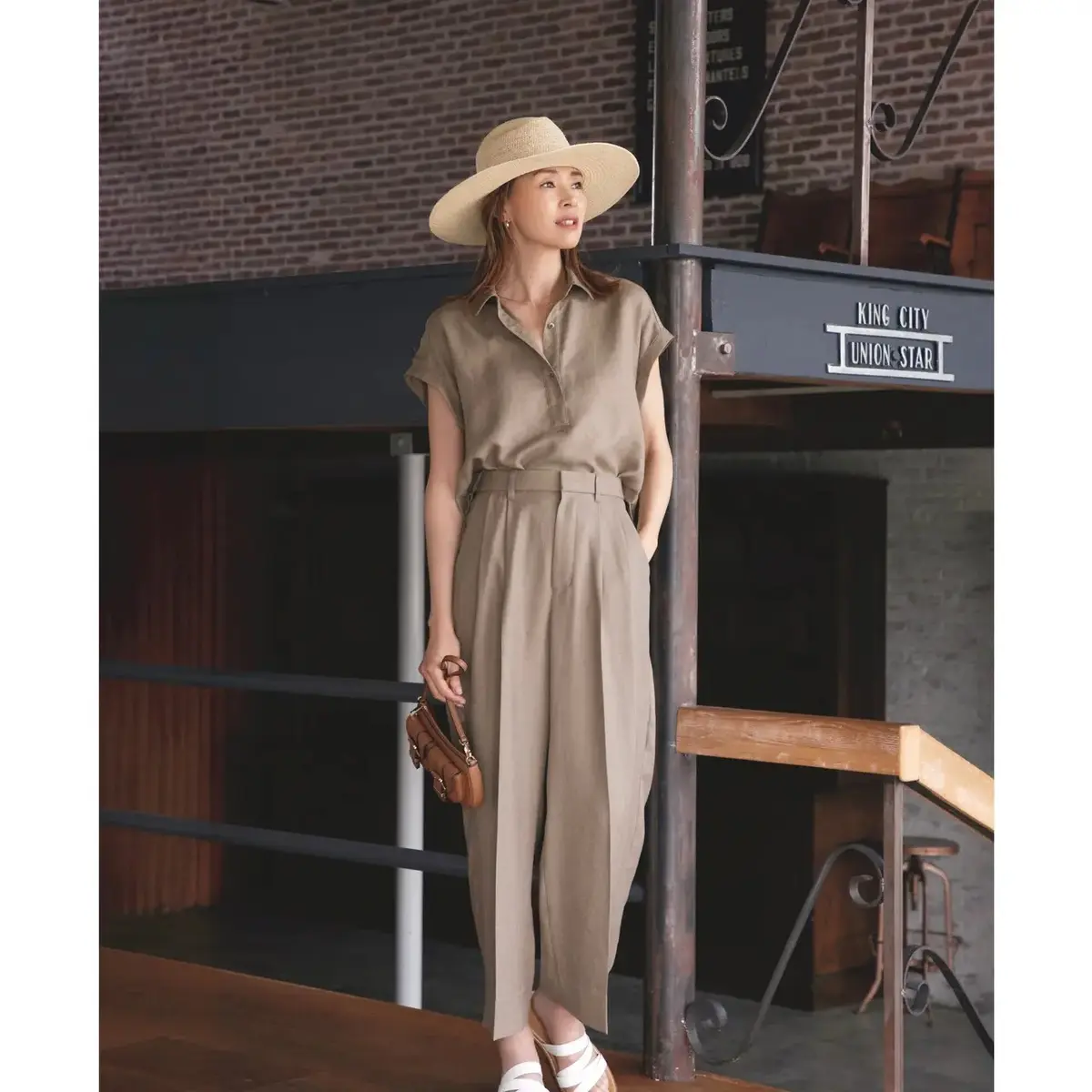 シャツとパンツのセットアップで品格溢れるベージュワントーンコーデに。気温28℃｜9/11(木)【50代の毎日コーデ】