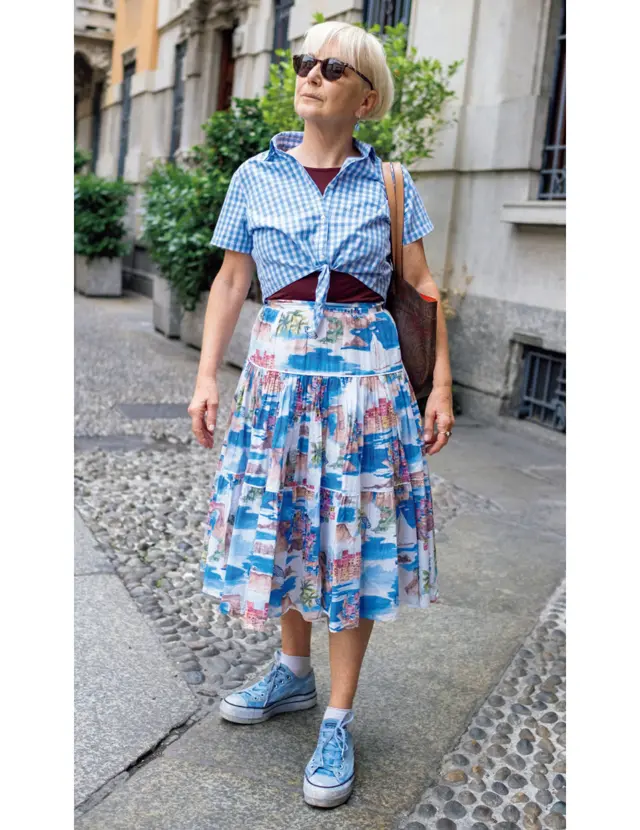 【ミラノSNAP】鮮やかなブルーのデニムや柄ものの着こなしをチェック