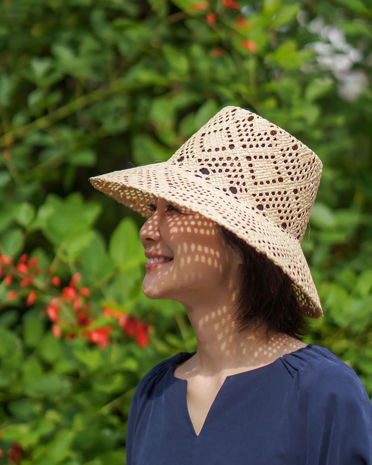 顔のラインを美しく魅せるラフィアハットの画像_2