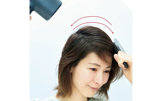 《3》フロントの髪も、根元から右⇄左へ大きく動かす