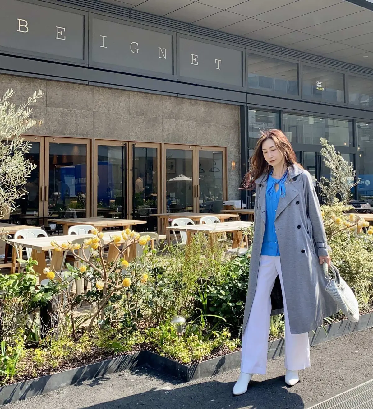 グレーのトレンチコートを羽織りました