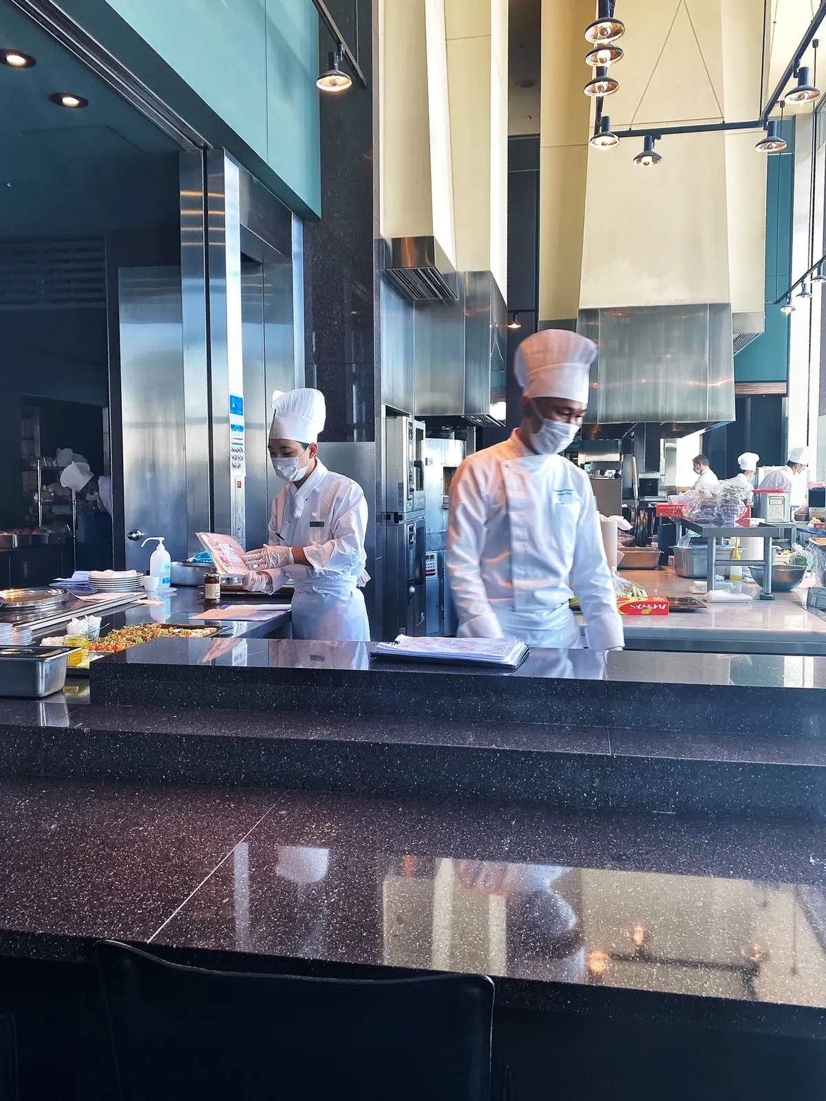 ブラックコーデで「パークハイアット東京」の画像_5