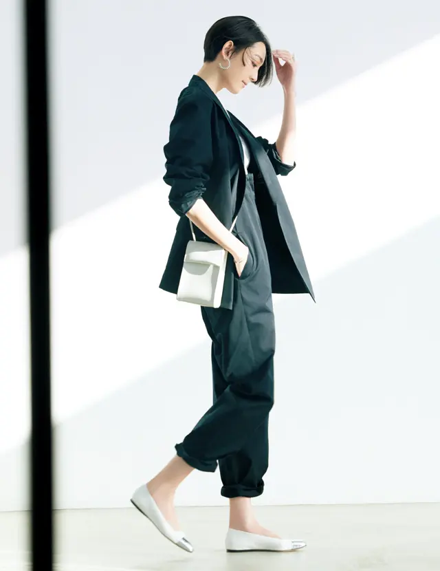 【白パンプスコーデ】リッチな白をさし込んで、セットアップを大人風味に