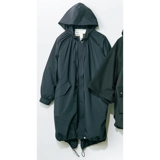 女性らしいデザインを取り入れたミリタリーコート