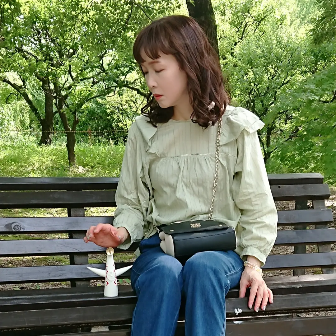 グリーンブラウス  デニムパンツ