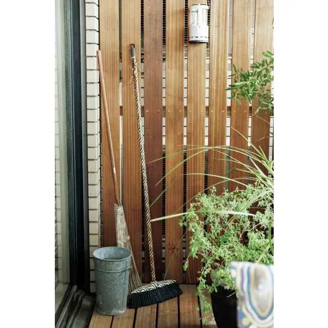 間仕切り壁もウッドで製作