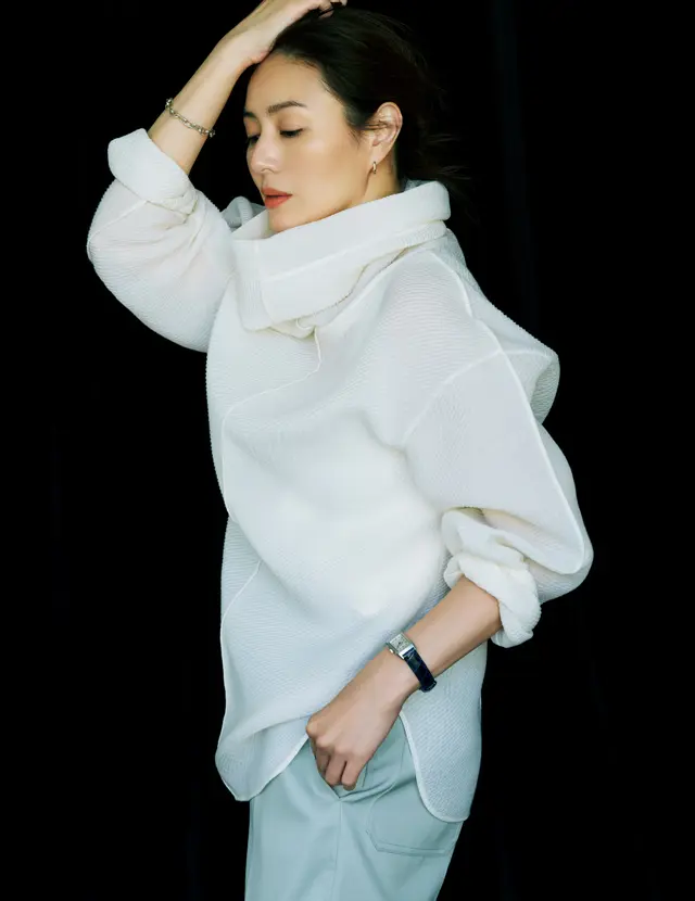 ブラミンクのトップスとパンツを合わせたコーデの井川遥さん