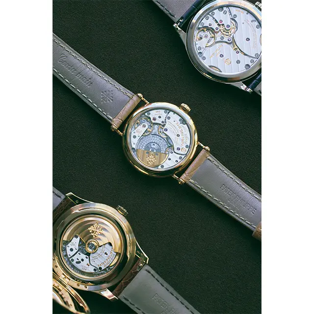 サファイアクリスタル・バックから見えるムーブメントは鑑賞に値する芸術品